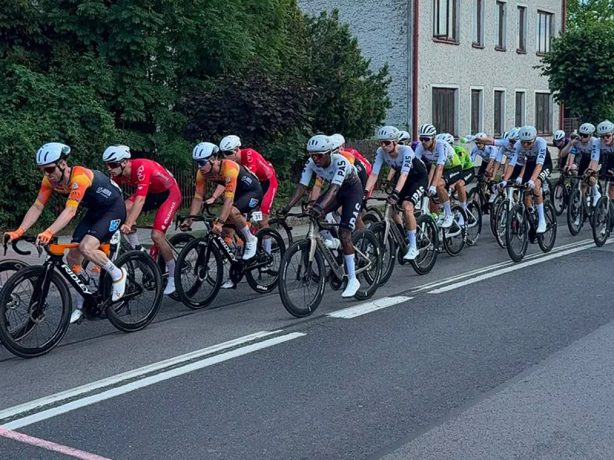 Kolarski peleton ponownie zawitał do serca Polski. Emocje na trasie Wyścigu Solidarności i Olimpijczyków