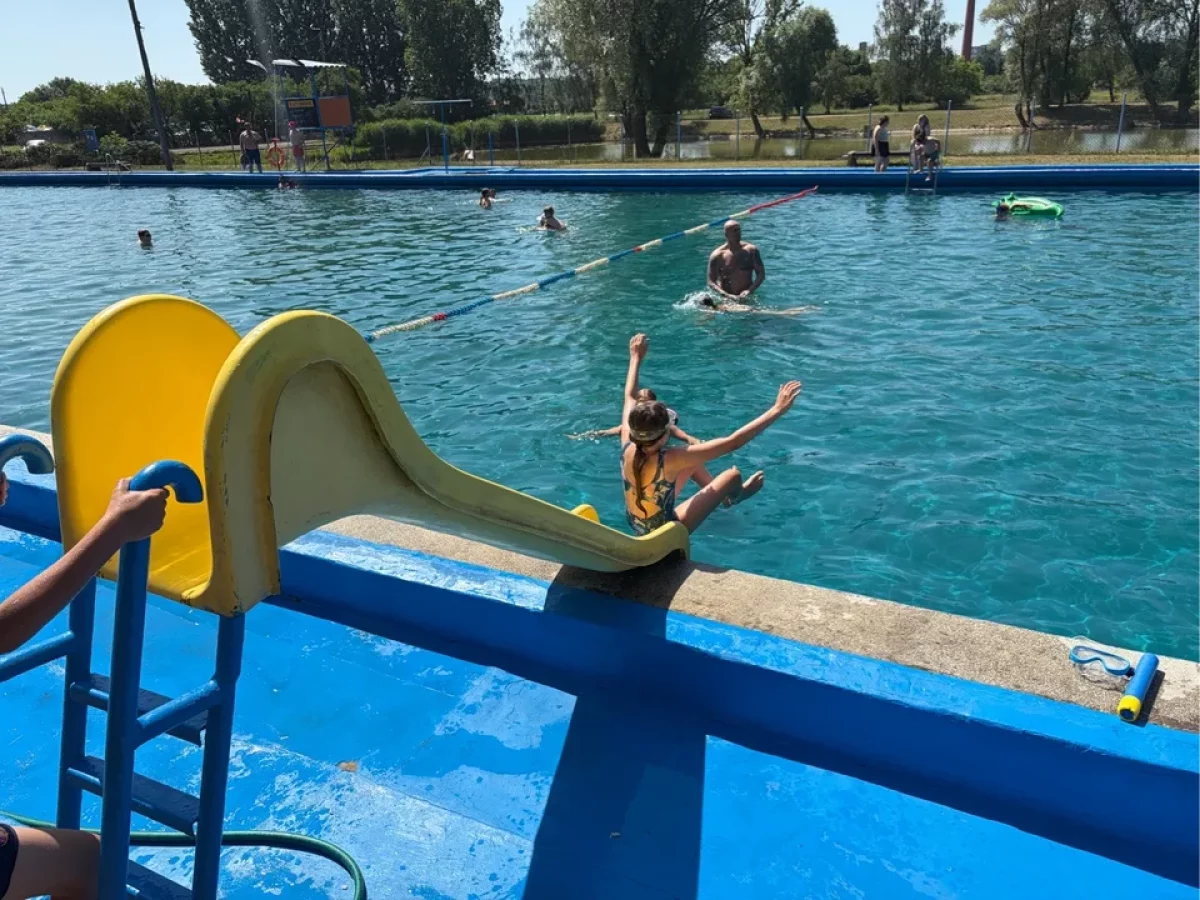Basen miejski oficjalnie otwarty. Kutnianie ruszyli do wody, sezon rozpoczęty