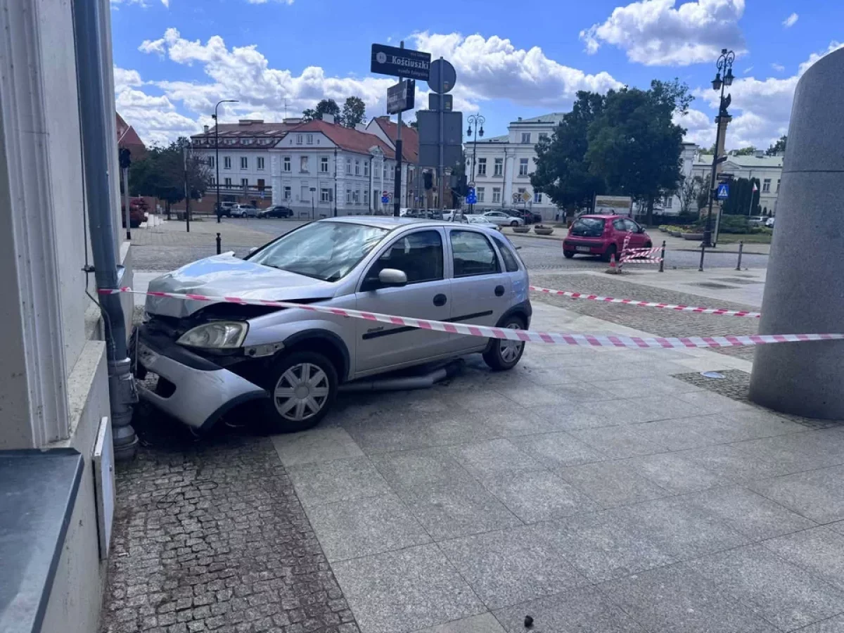 Chwile grozy na starówce! Senior stracił panowanie nad autem i staranował wszystko na swojej drodze [ZDJĘCIA]
