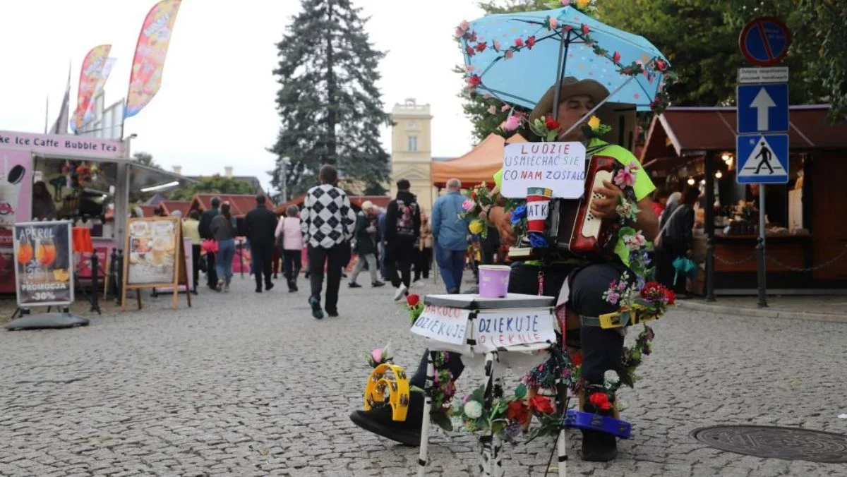 Nie da się przejść obok niego obojętnie. Pojawił się z akordeonem i zrobił furorę