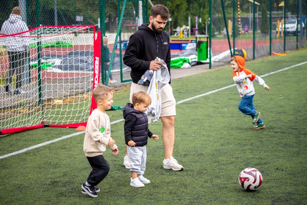 Z tatą u boku i piłką przy nodze. Wakacje rozpoczęli na sportowo! (ZDJĘCIA)