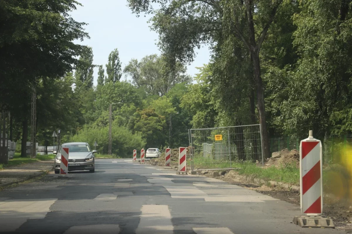 Duże utrudnienia na drodze. Drogowcy rozpoczęli prace ziemne, sprzęt zajął pas ruchu