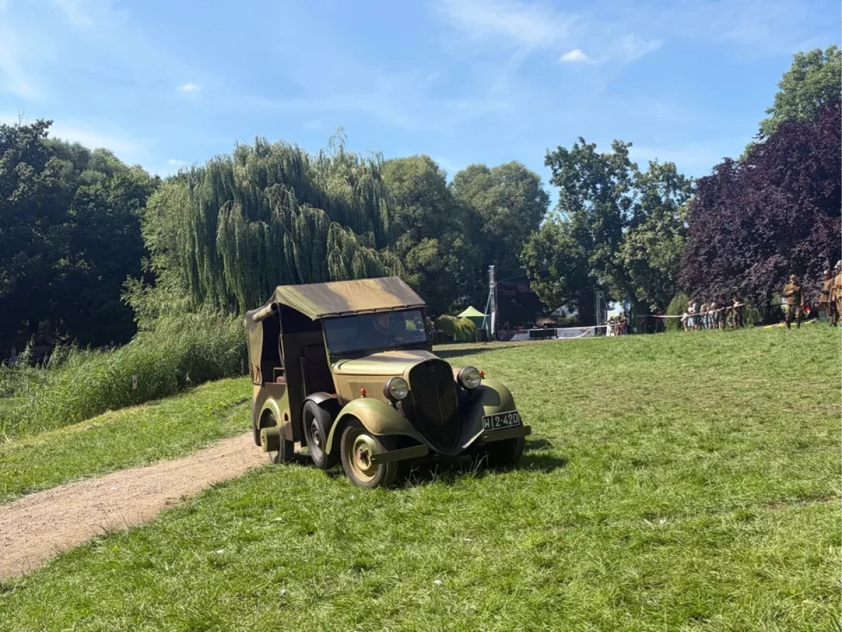 Pokaz ciągnika artyleryjskiego Fiat na "Odysei Historycznej". Wyjątkowy sprzęt zaprezentowany w Leszczynku (ZDJĘCIA)