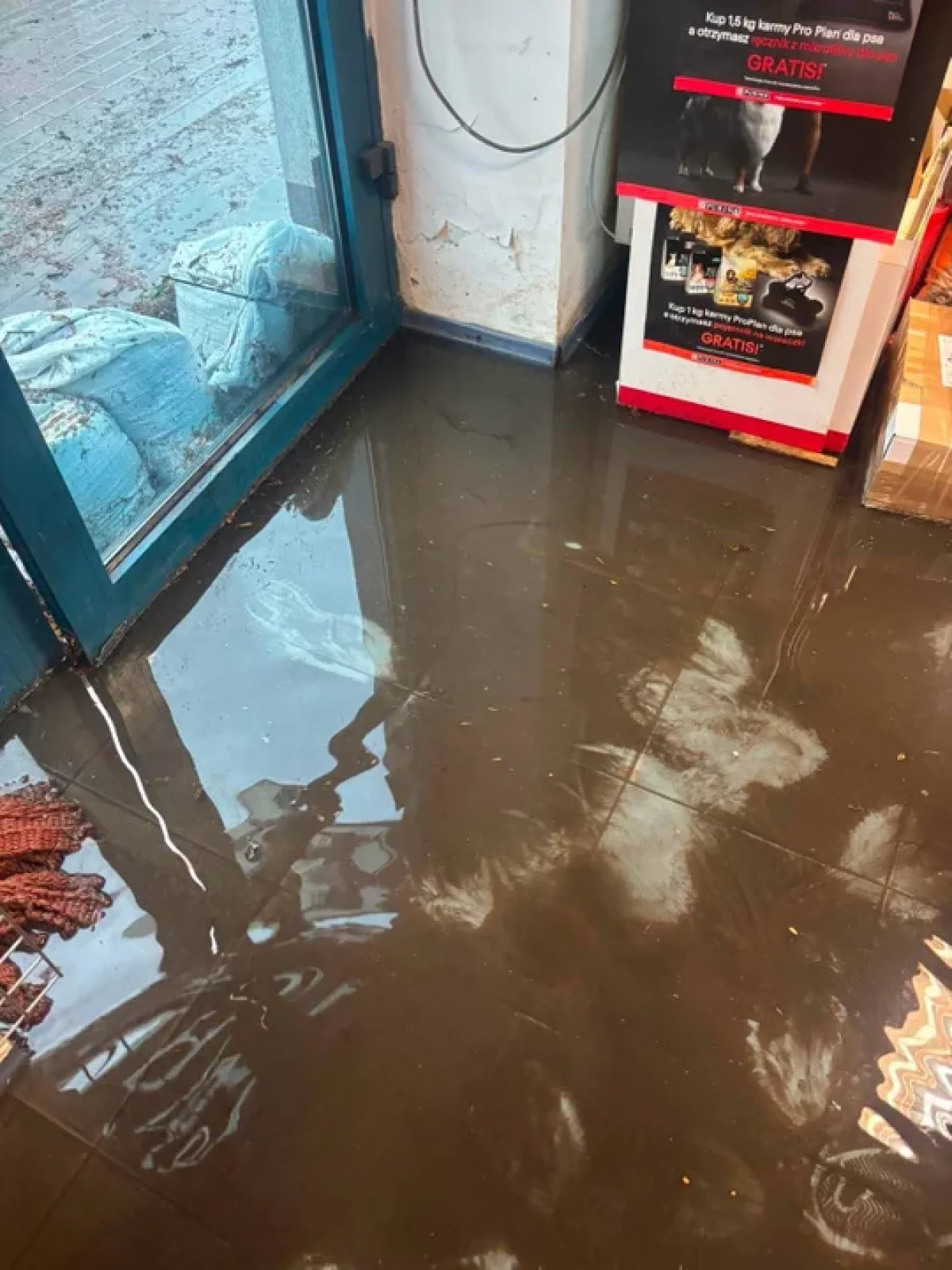 Po ulewie pod Łodzią przedsiębiorca wciąż usuwa skutki zalania. To nie pierwszy taki przypadek