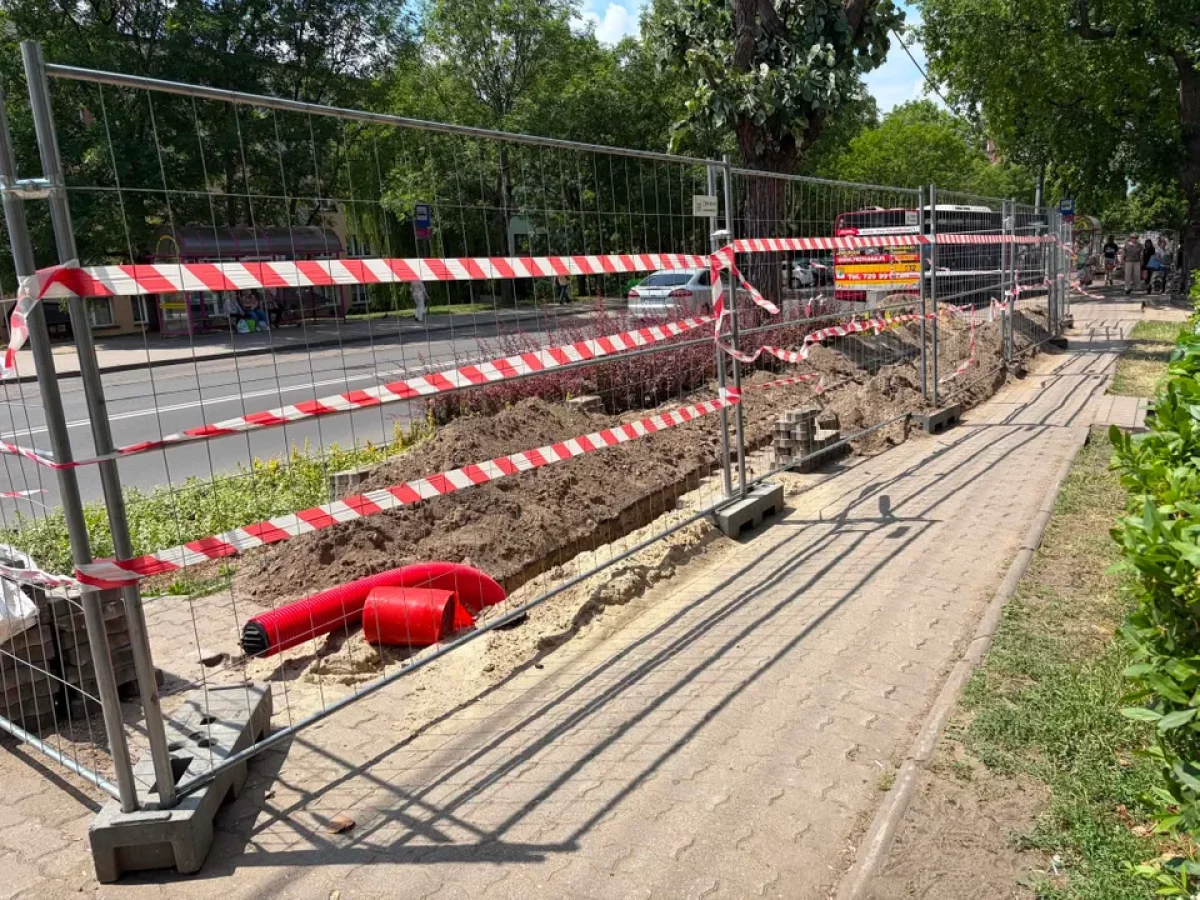 Rozkopy, dziury i zablokowany chodnik. Wielkie utrudnienia przy popularnych sklepach w Kutnie