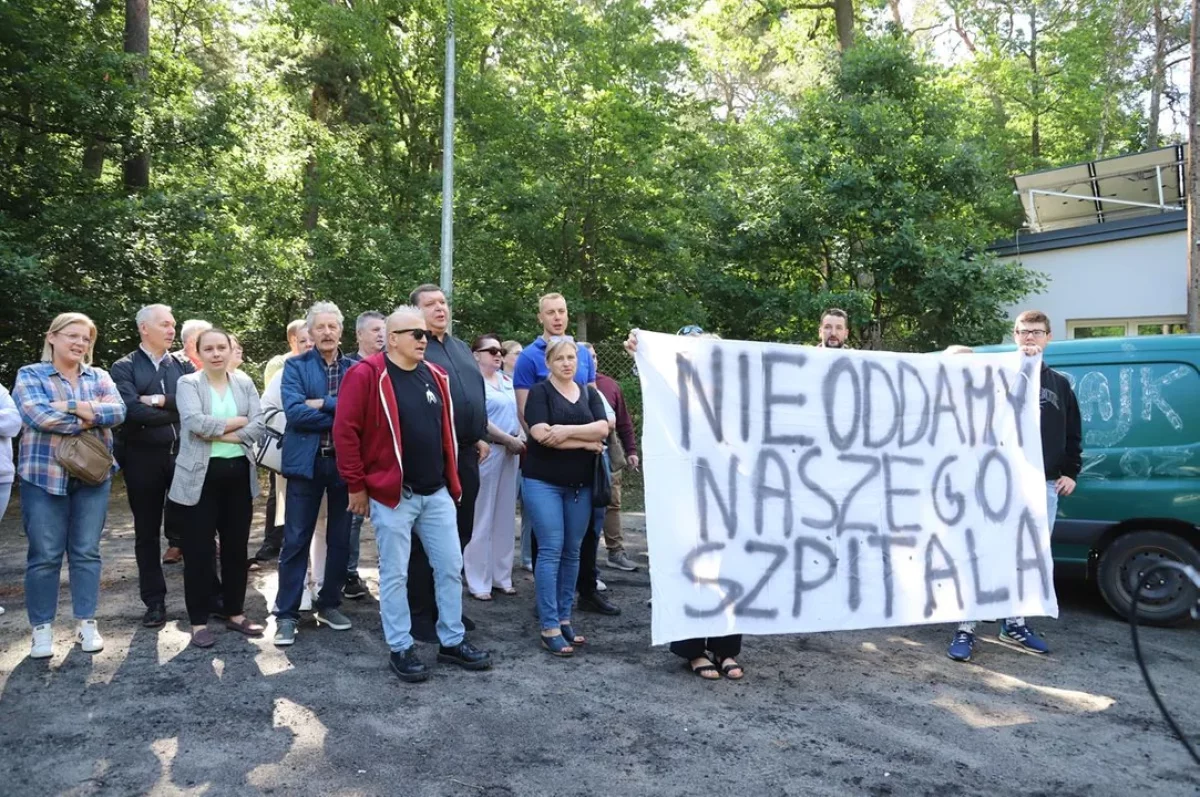 Protest pracowników szpitala w Gostyninie-Zalesiu. Sprzeciwiają się połączeniu z WSZ w Płocku