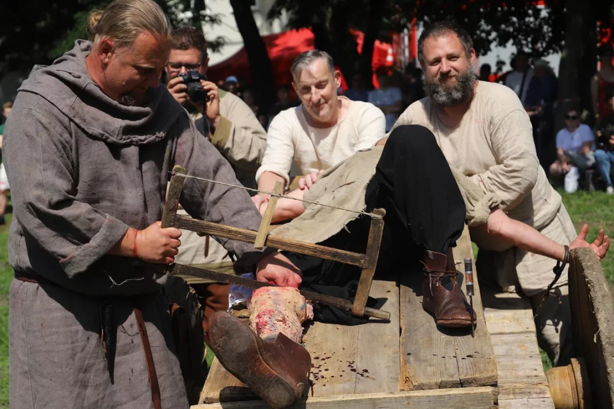 Krew, krzyk i narzędzia od kowala. Brutalny pokaz medycyny średniowiecznej (ZDJĘCIA)