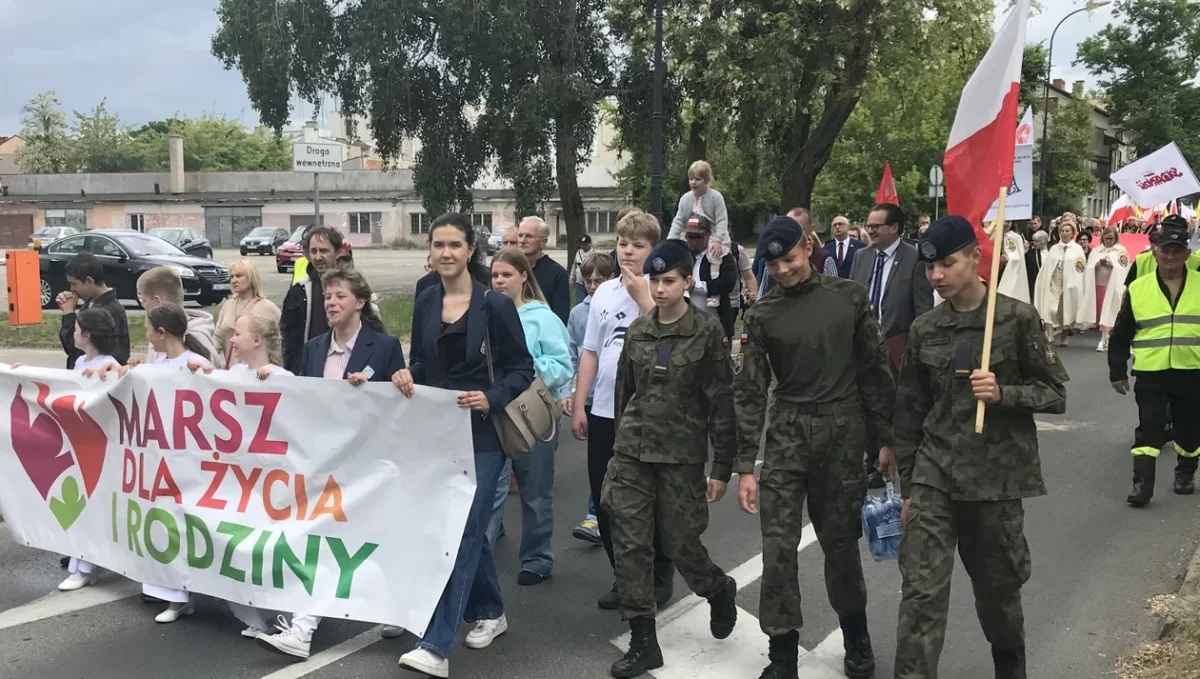W Płocku maszerowali ulicami. Bronili małżeństwa i życia [ZDJĘCIA]