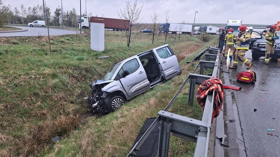 Poważny wypadek na autostradzie A2 w powiecie skierniewickim! Droga w stronę Łodzi jest zablokowana! - Zdjęcie główne