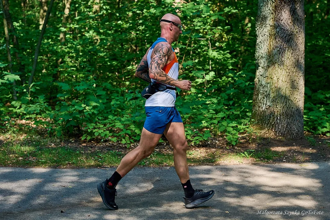 Każdego dnia pokona 42 km w ciągu 5 godzin. Zaczął w Pabianicach! - Zdjęcie główne