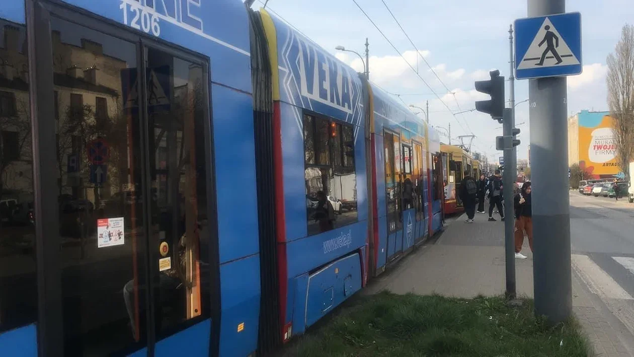 Zatrzymanie tramwajów MPK Łódź w Pabianicach. Jeździ komunikacja zastępcza - Zdjęcie główne