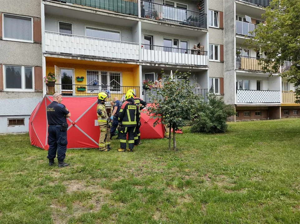 Wypadł z balkonu na czwartym piętrze. Mężczyzna walczy o życie w szpitalu - Zdjęcie główne