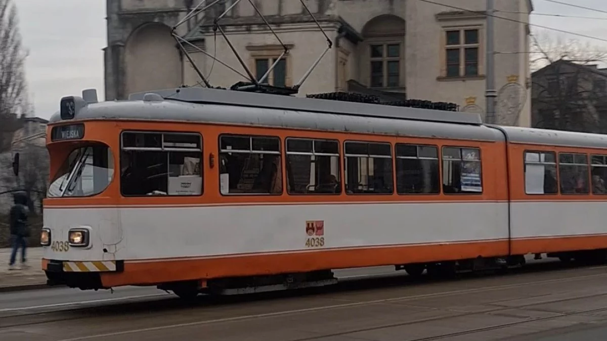 Zabytkowy tramwaj jeździ po Pabianicach. Ma wyjątkową misję! - Zdjęcie główne