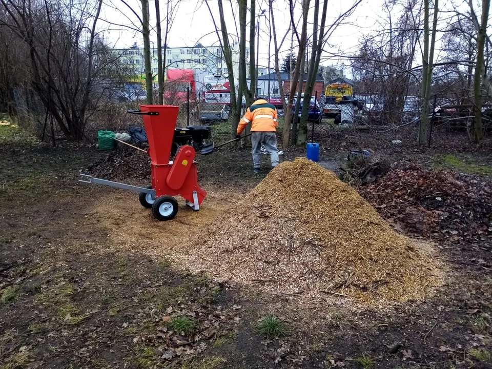 Pabianice. Zamiast siedzieć za kratami, więźniowie sprzątają miasto - Zdjęcie główne