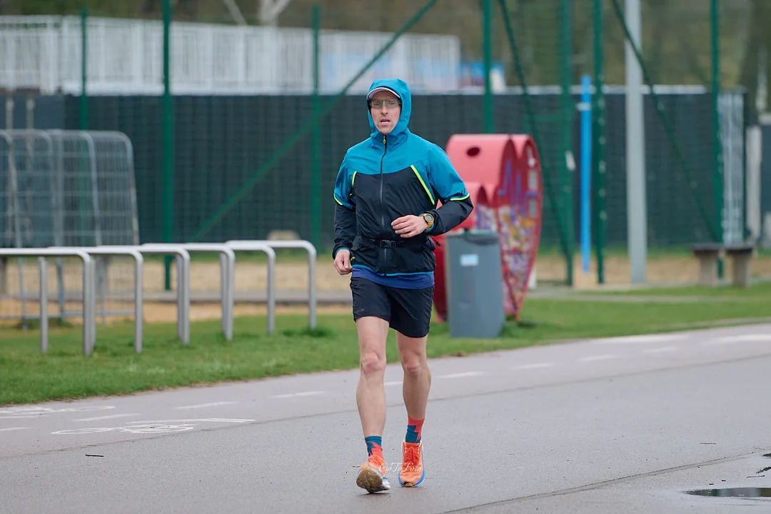 To jest dopiero wyzwanie. Każdego dnia chce pokonać 42 km w ciągu 5 godzin. Pobiegnie między innymi w Pabianicach! - Zdjęcie główne