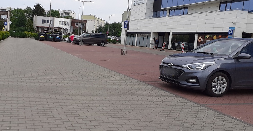 Mieszkańcy nie mają gdzie parkować, a parking przy Cotexie stoi pusty. Dlaczego? - Zdjęcie główne