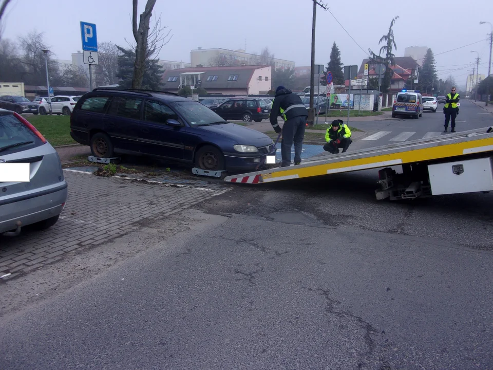 Wrak zalegał na parkingu. W końcu został usunięty - Zdjęcie główne