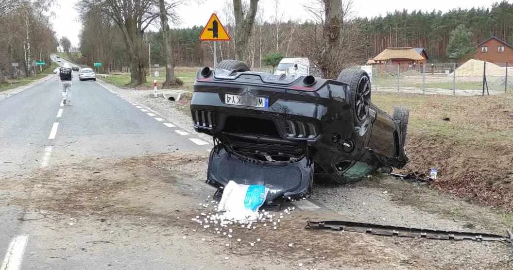 Zgubne skutki wyprzedzania, zderzyły się dwa auta. Wypadek pod Płockiem - Zdjęcie główne