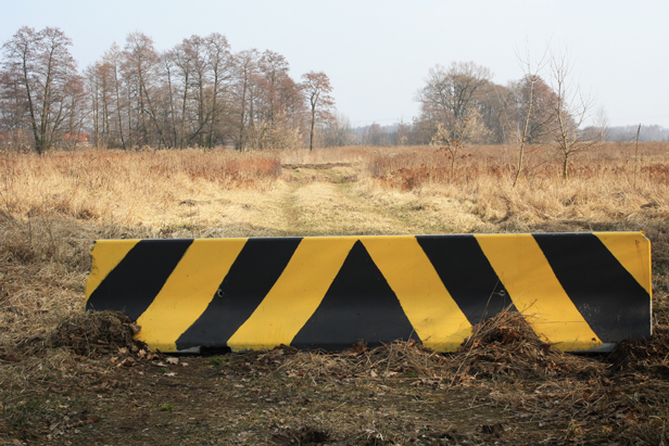 Betonowa zapora. By inni nie przejechali… - Zdjęcie główne