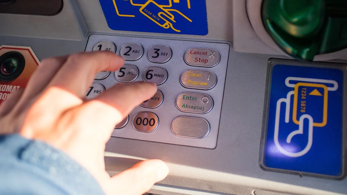 Koniec z dużymi wypłatami? Nowe limity w bankomatach zaskoczą wielu Polaków