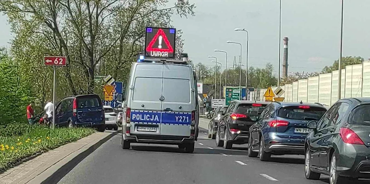 Karambol tuż przy rondzie "Dzwon" w Płocku! Zaczęło się od 19-latka w oplu - Zdjęcie główne