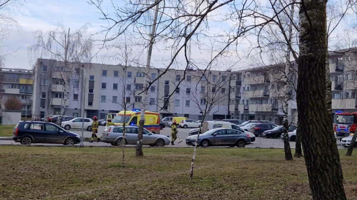 Akcja służb na Podolszycach. Mężczyzna w samochodzie nie odpowiadał, wybito szybę - Zdjęcie główne