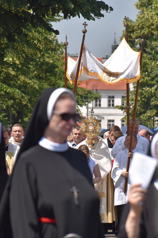 Procesja Bożego Ciała w centrum miasta - Zdjęcie główne