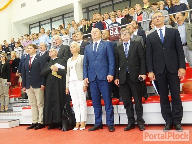 Nowa hala. Ostre starcie na otwarciu  - Zdjęcie główne