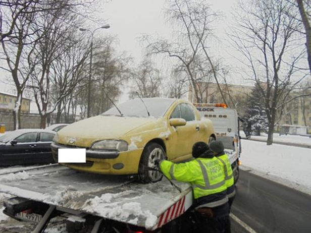 Straż miejska usuwa samochody [FOTO] - Zdjęcie główne