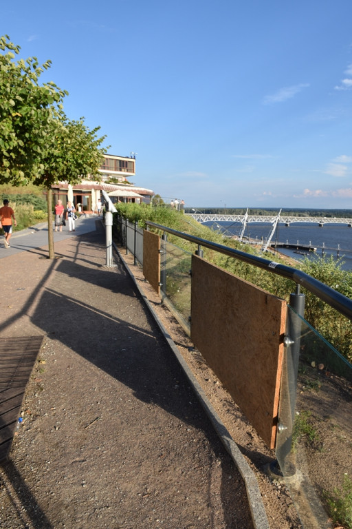 Promenada z dyktami zamiast szyb - Zdjęcie główne