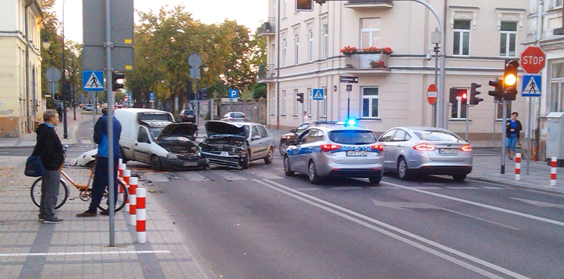 Zderzenie aut w centrum. Omijajcie to skrzyżowanie - Zdjęcie główne