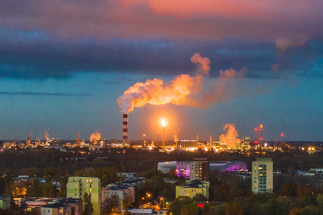 Większy płomień nad Orlenem nadal widoczny. Trwa rozruch instalacji - Zdjęcie główne