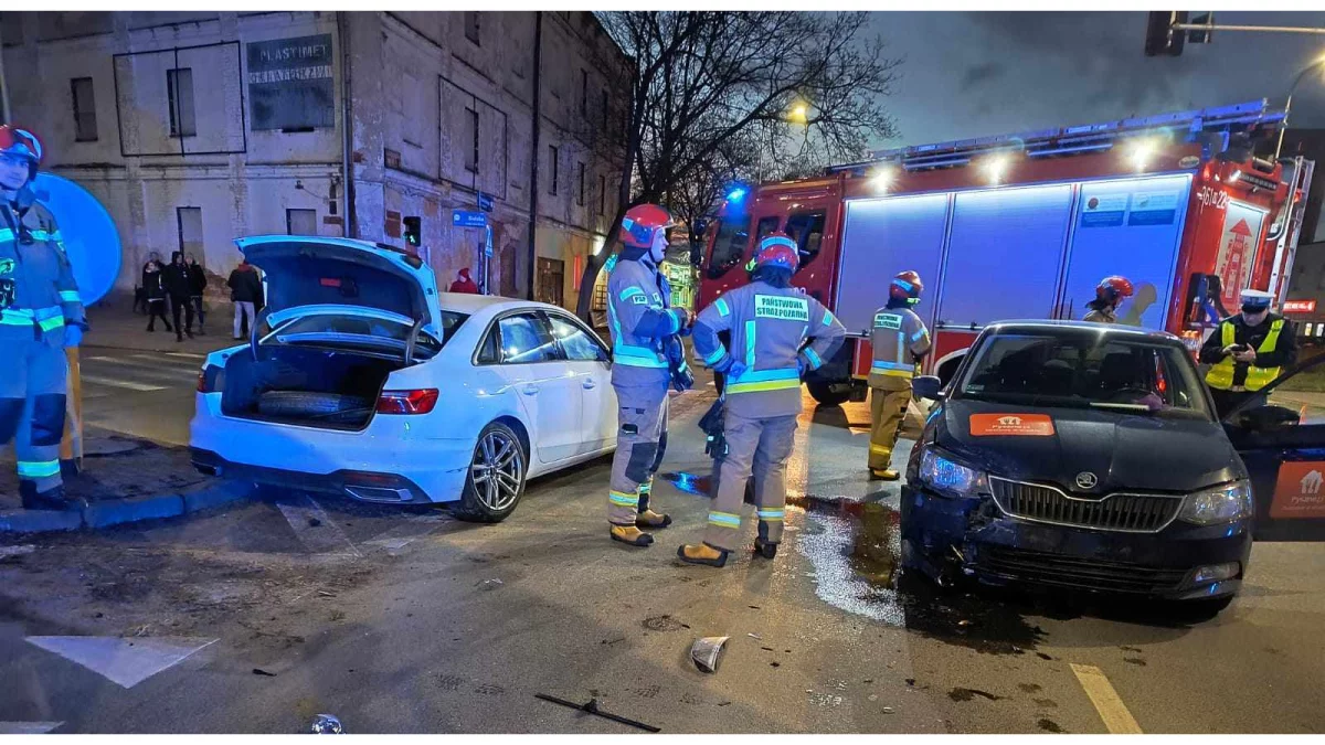 Zderzenie dwóch samochodów w centrum Płocka - Zdjęcie główne