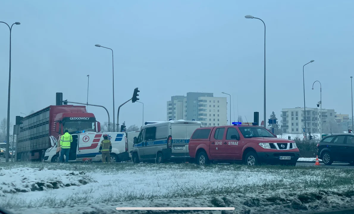 Wypadek na rondzie dzwon. Samochód ciężarowy wjechał w karetkę pogotowia - Zdjęcie główne