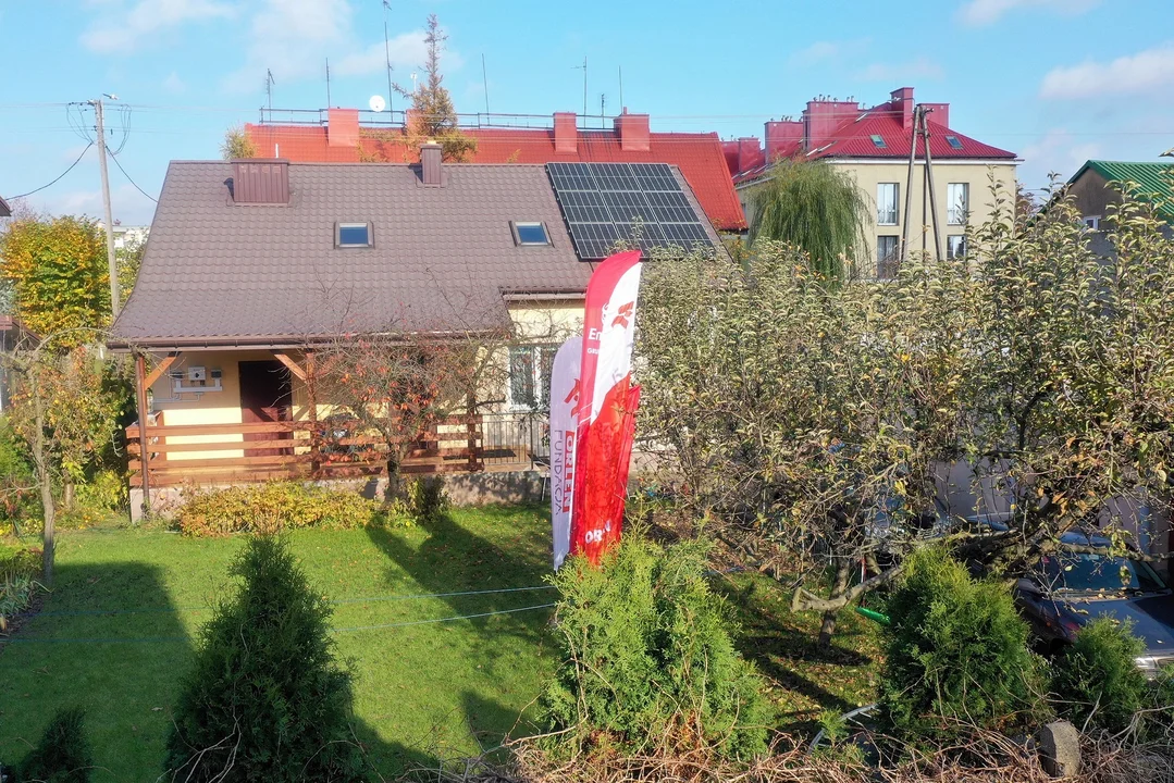 Wsparcie dla domów dziecka. Na dachach montowane są panele fotowoltaiczne  - Zdjęcie główne