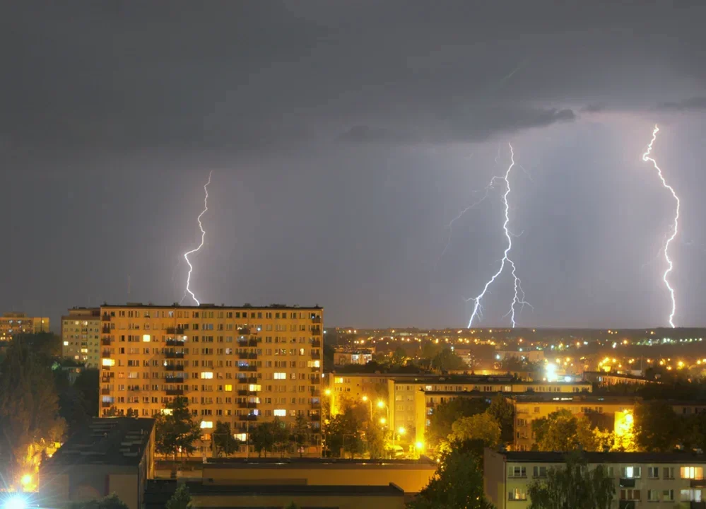 Uwaga, silny wiatr i burze z gradem nad Płockiem.  Może nie być prądu - Zdjęcie główne