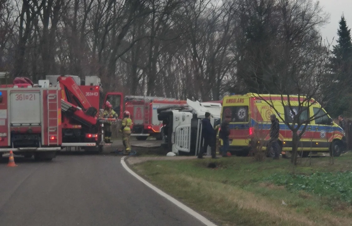 Tragiczny wypadek niedaleko Płocka. Kierowca tira wjechał w drzewa i słup - Zdjęcie główne