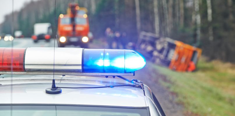 Zderzenie tira z osobówką, droga jest zablokowana  - Zdjęcie główne