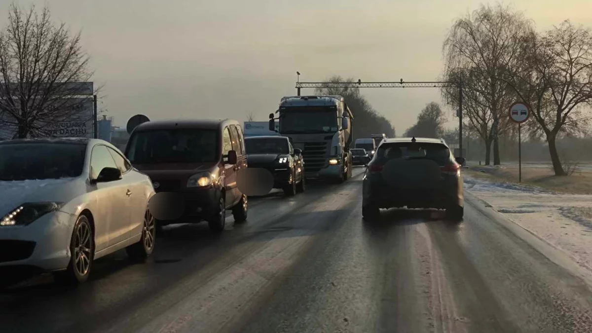 Wypadki, kolizje i ogromne utrudnienia! Na drogach w Płocku i powiecie bardzo niebezpiecznie! - Zdjęcie główne