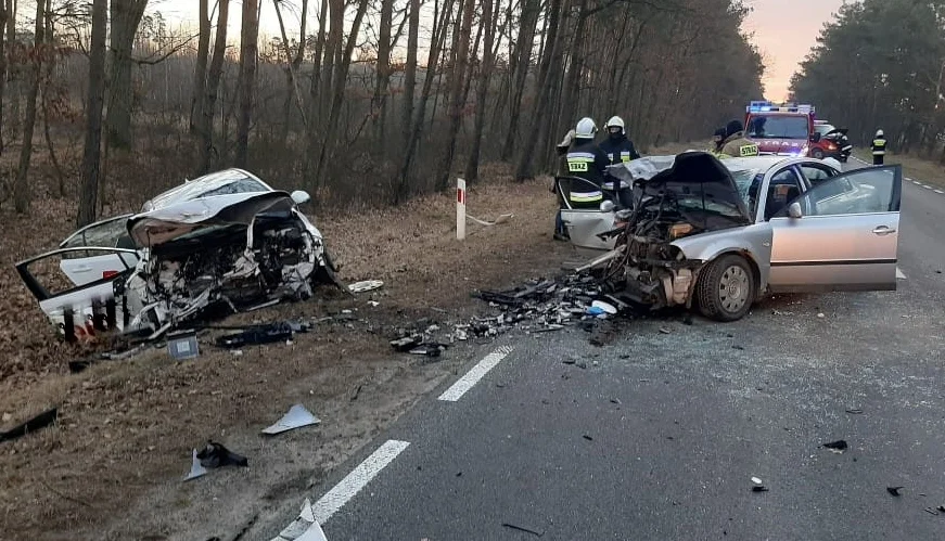 Czołowe zderzenie niedaleko Płocka. Droga zablokowana, trzy osoby ranne - Zdjęcie główne