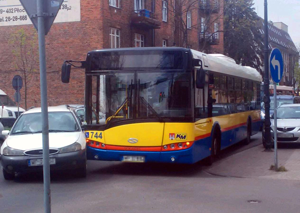 Zderzenie autobusu z samochodem [FOTO] - Zdjęcie główne