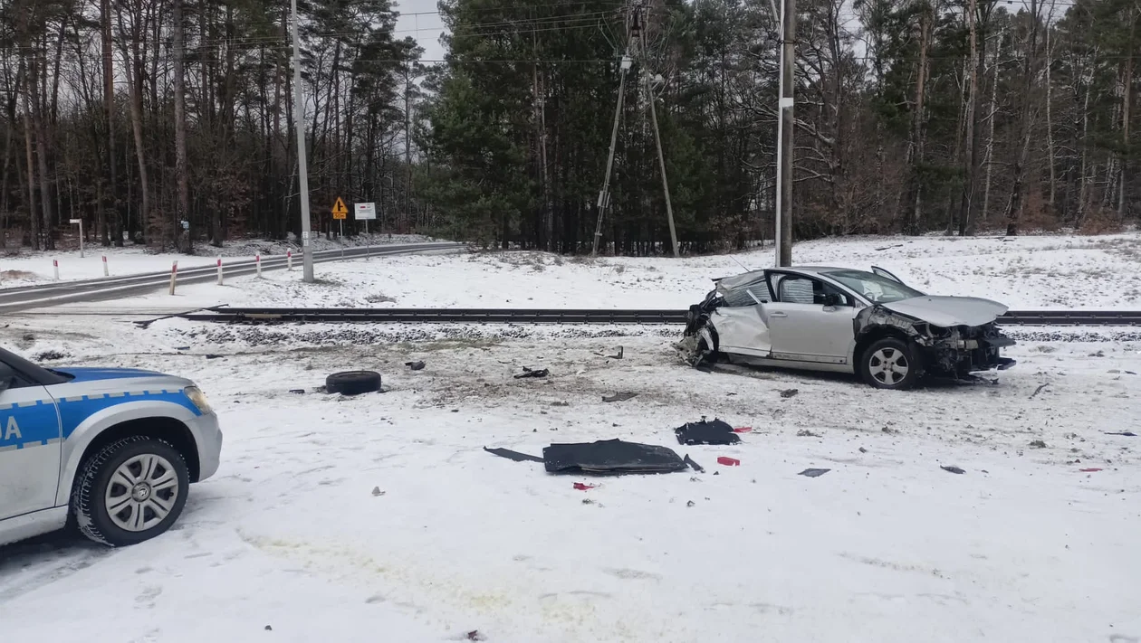 Zderzenie na przejeździe kolejowym! 71-latek trafił do szpitala - Zdjęcie główne