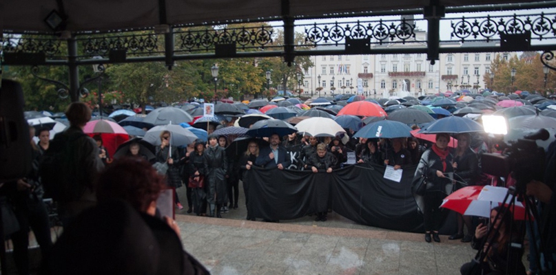 Czarny protest. Słowa ginekolożki kontra projekt ustawy - Zdjęcie główne