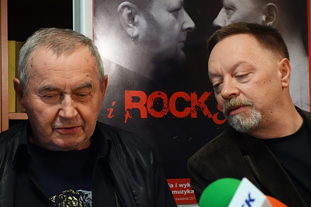 W teatrze seks, prochy i rock and roll  - Zdjęcie główne