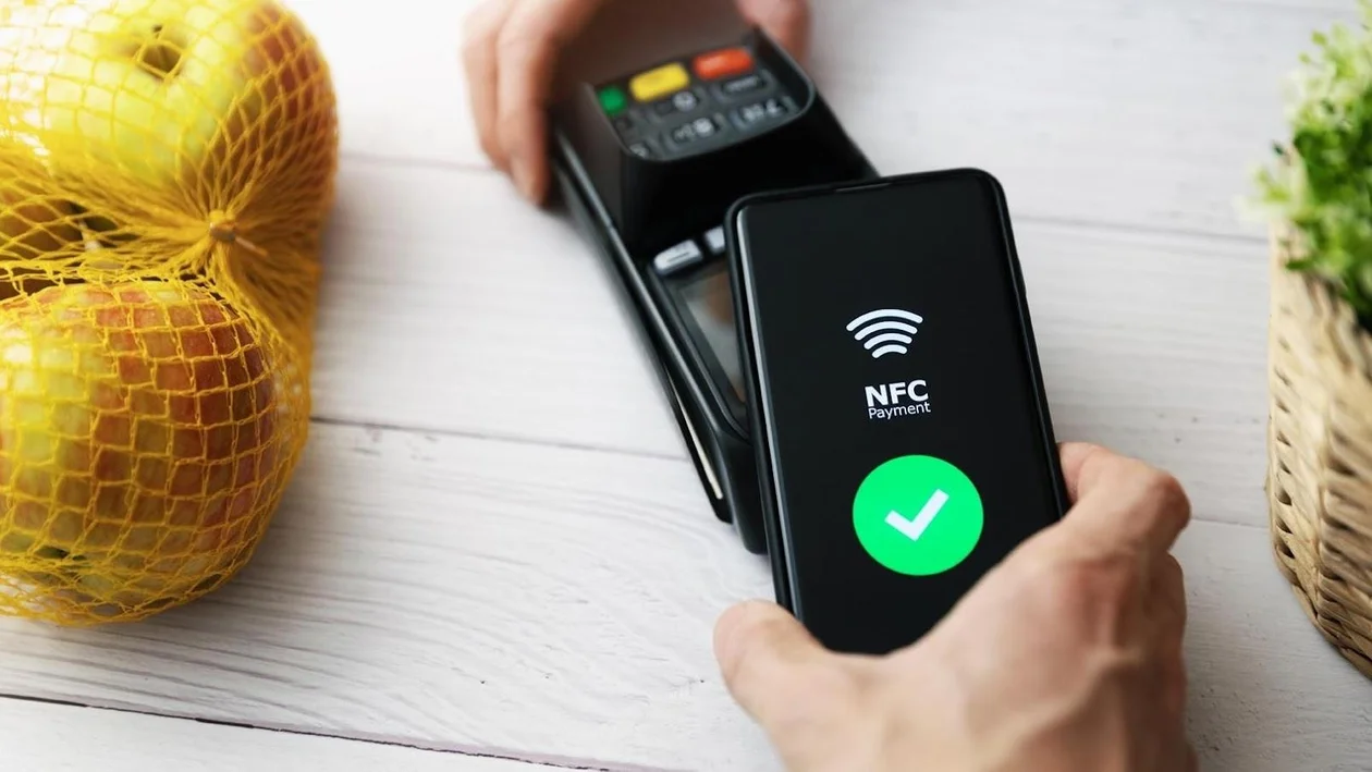 Płać za zakupy telefonem: 5 najlepszych budżetowych smartfonów z obsługą NFC - Zdjęcie główne