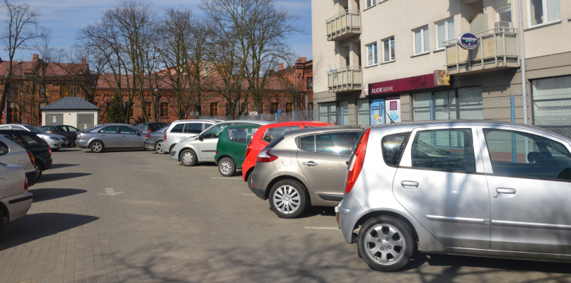 Zaparkować przy Urzędzie Skarbowym to dla petentów nie lada wyczyn - Zdjęcie główne