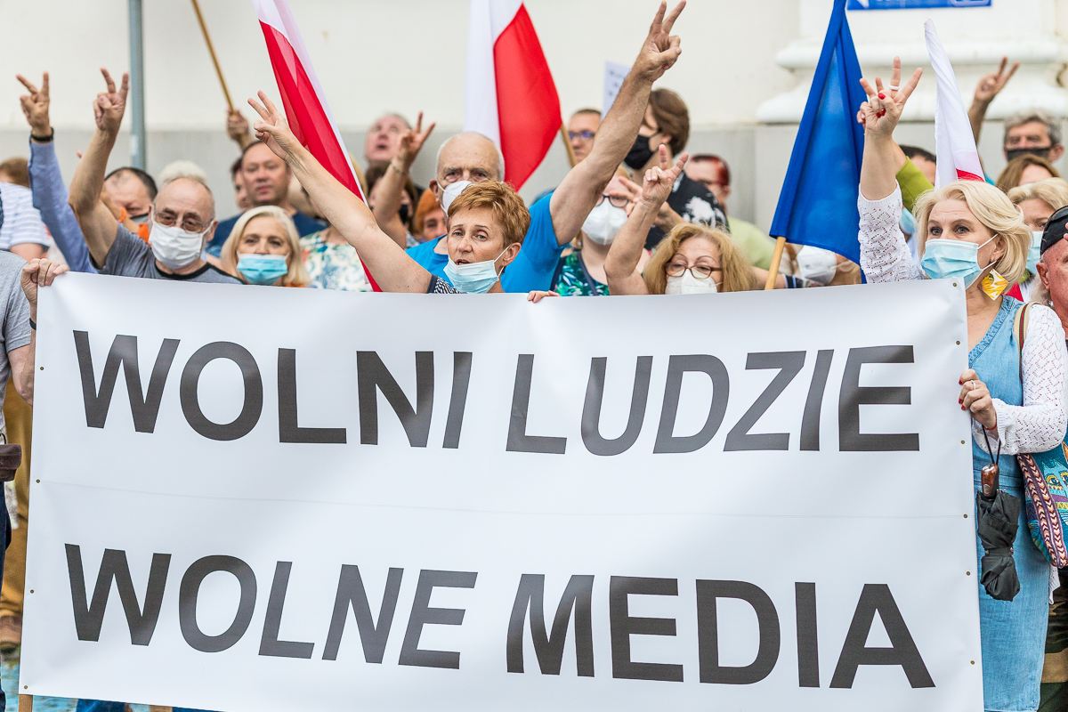 "Wolni ludzie, wolne media". Płocczanie protestowali przeciw ustawie medialnej [ZDJĘCIA] - Zdjęcie główne