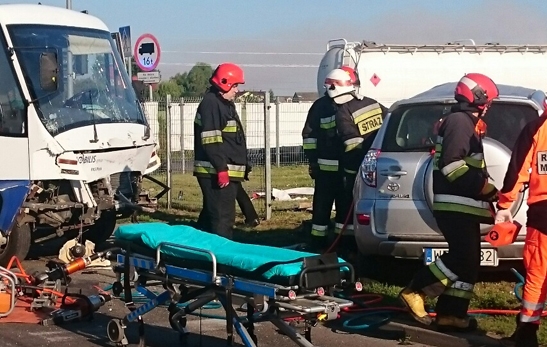 Wypadek. Autobus uderzył w toyotę [FOTO] - Zdjęcie główne