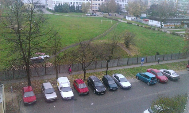 Przedszkole, plac zabaw i parking. Za górkę - Zdjęcie główne