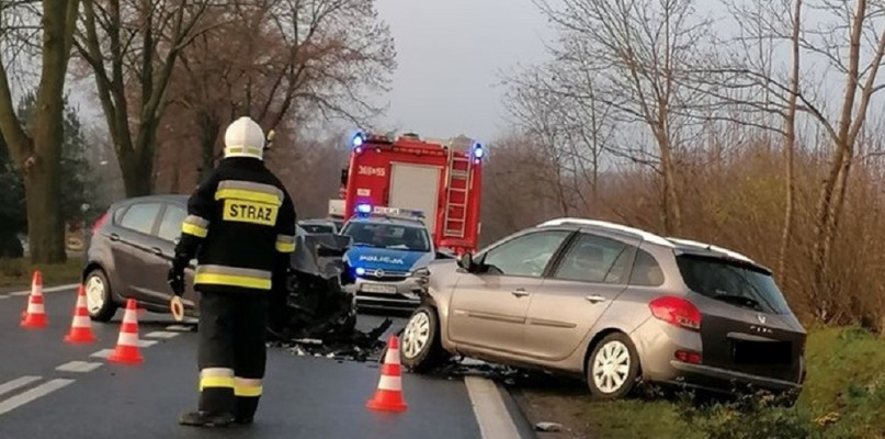 Zderzenie trzech samochodów na Bielskiej. Droga zablokowana - Zdjęcie główne